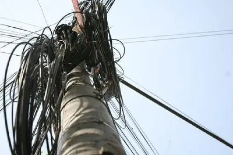 Proiectul Duct City bate pasul pe loc! In urmatorii 3 ani nu scapam de cablurile care atarna pe toate cladirile din Cluj Napoca