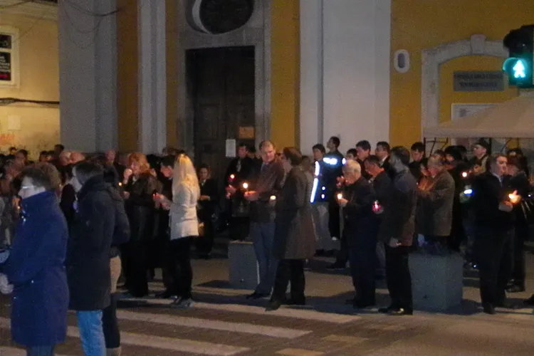 Credinciosii greco-catoloci au luat lumina de la Catedrala "Schimbarea la Fata"! VEZI cum au inconjurat locasul de cult - VIDEO