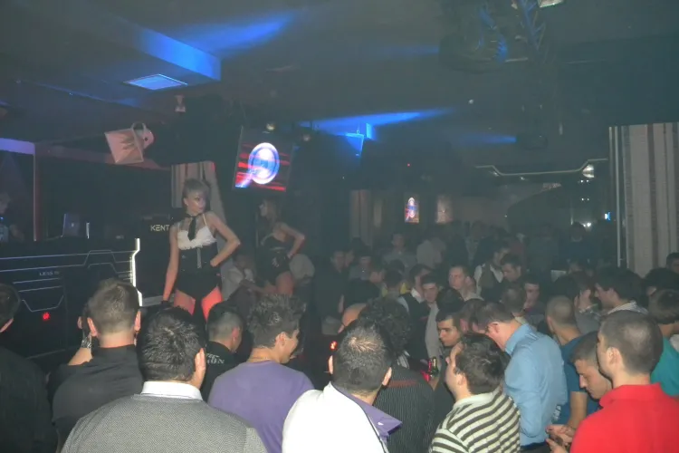 Streaptease intr-un club din Cluj Napoca, de Ziua Barbatului - Galerie FOTO