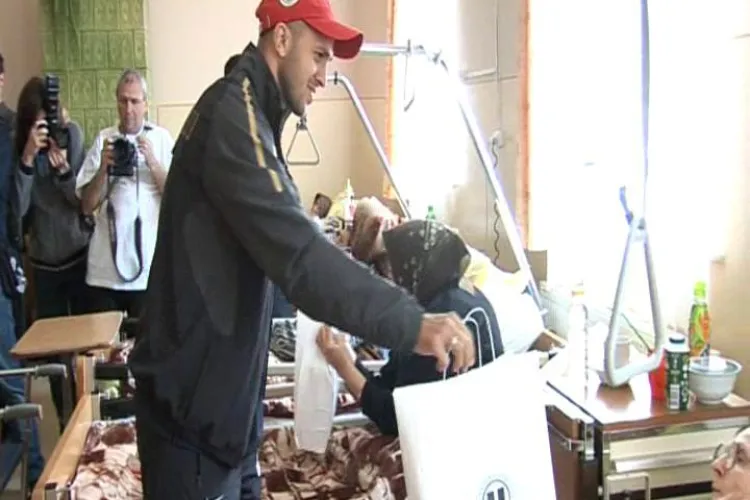 Fotbalistii de la U Cluj au facut cadouri copiiilor si batranilor - VEZI VIDEO  si FOTO