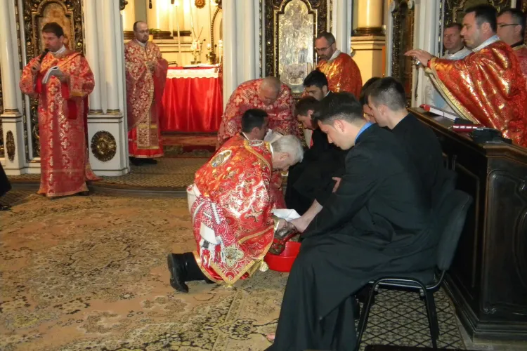Episcopul Florentin Crihalmeanu a spalat picioarele studentilor la teologie, in Joia Mare! VEZI VIDEO si FOTO