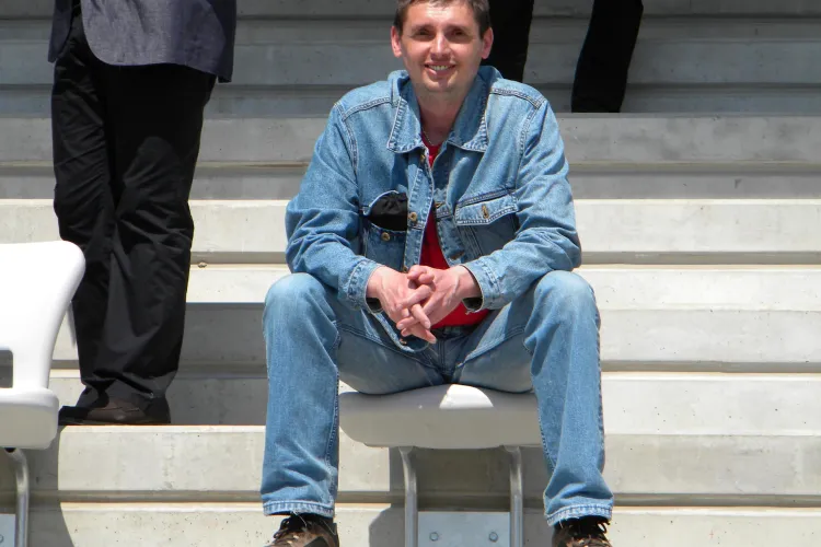 Vezi cat de rezistent e un scaun montat pe stadionul Cluj Arena! Un jurnalist clujean l-a testat - VIDEO