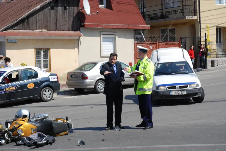 Motociclist lovit de o masina la intersectia strazilor Septimiu Albini si Semenicului VEZI FOTO