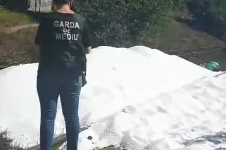 Amendă usturătoare pentru o companie de transport din Cluj de la Garda de Mediu! S-au scurs peste 25 de tone de uree din trenul cu care transporta marfă