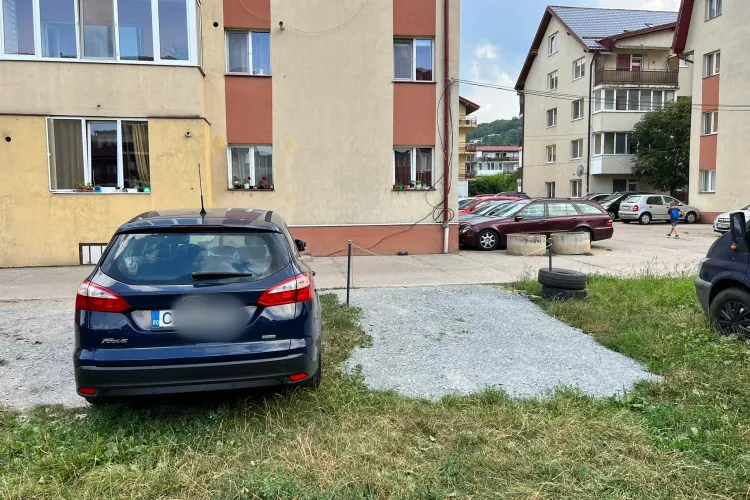 Un clujean inventiv și-a „trasat” singur locul de parcare, a aruncat un strat de pietriș și apoi a pus un lanț. Vecin: „Pot să fac și eu?”