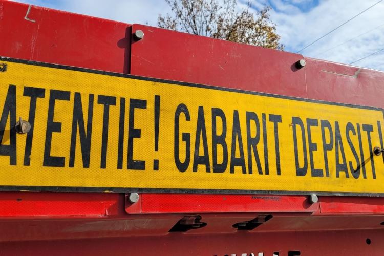 Traficul din Cluj, îngreunat din cauza transportului agabaritic! Pe unde va trece camionul care transportă o structură metalică