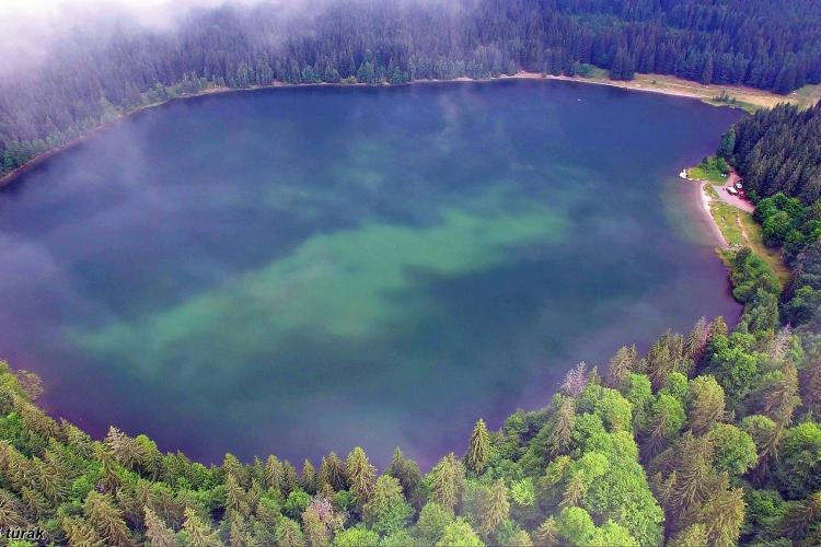 Un PARADIS de care mulți nu știu! Lacul din Ardeal format în craterul unui vulcan stins, apa este cunoscută pentru claritatea sa uluitoare