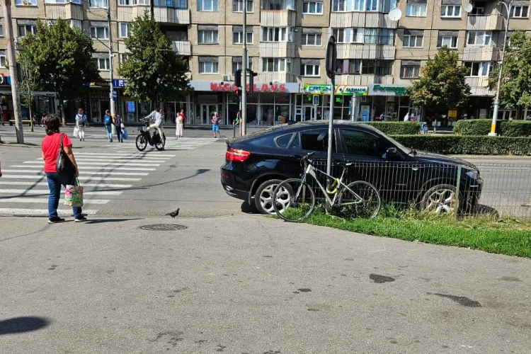 A parcat ca un BOSS în Piața Mărăști! Și-a lăsat BMW -ul pe drum și Poliția Locală se face că nu vede - FOTO