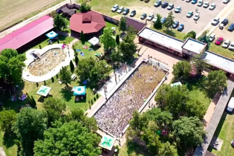 Ștrandul din Ardeal fără fițe, cu o apă vindecătoare, unde te simți așa cum era pe vremuri în vacanță - FOTO