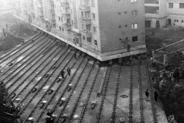 Inginerii de GENIU ai României! Povestea incredibilă a blocului mutat de comuniști într-un oraș din Ardeal - FOTO