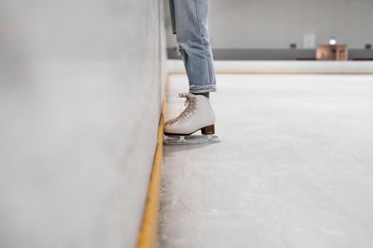 Pe platoul Sălii Sporturilor va fi amenajat un patinoar în această iarnă. Tarcea: „Va fi amenajat pe suprafața dalată, nu pe spațiul verde”