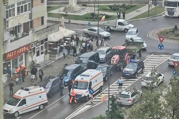 VIDEO - Scandal monstru în Câmpia Turzii! 5 persoane au ajuns la spital, după o bătaie pe stradă. Totul a fost filmat