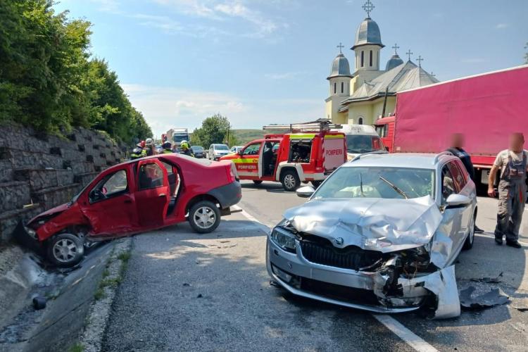 Accident în localitatea Bunești, Cluj: O mașină a luat foc, dar flăcările au fost stinse până la sosirea pompierilor