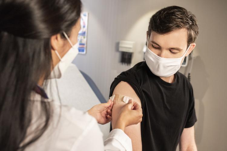 Medic: ,,România se află pe ultimele locuri din lume în ceea ce privește rata de vaccinare”. Ne ,,depășesc” doar 4 țări, niciuna din Europa