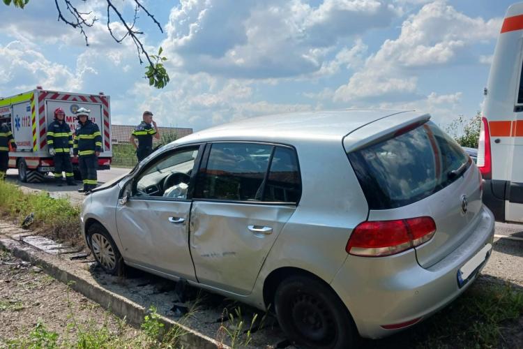 Accident în Fundătura, Cluj! O victimă a fost transportată la spital după ce o mașină a ieșit de pe drum - FOTO
