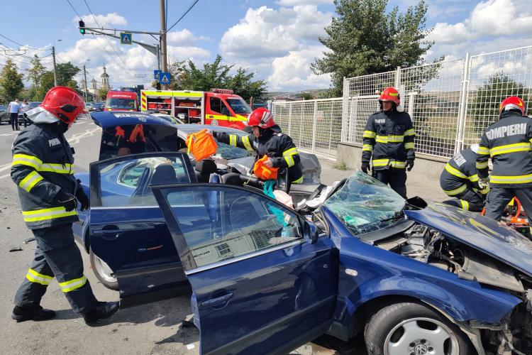 Accident grav, cu patru victime în Cluj-Napoca! Două mașini s-au făcut praf pe strada Traian Vuia, a intervenit Descarcerarea - FOTO