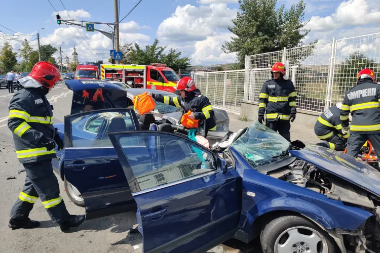 Accident grav, cu patru victime în Cluj-Napoca! Două mașini s-au făcut praf pe strada Traian Vuia, a intervenit Descarcerarea - FOTO
