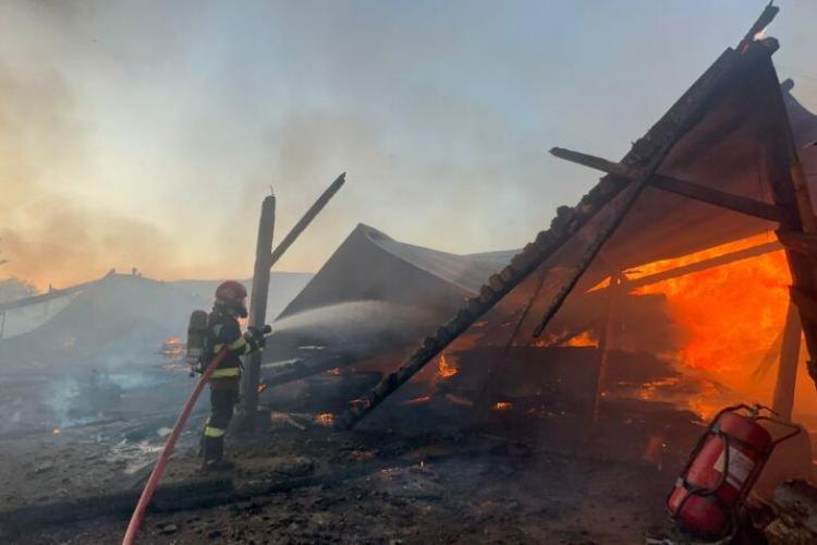 Pompierii clujeni intervin în Mureș la două incendii devastatoare. Arde un depozit de carburant şi material lemnos, un bărbat a murit 