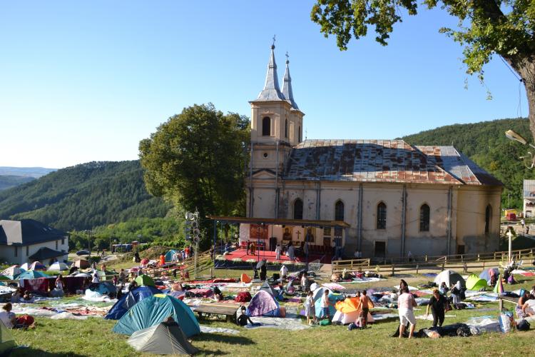 A început pelerinajul la Mănăstirea Nicula din județul Cluj! Credincioșii și-au făcut tabără cu corturi în așteptarea marii sărbători