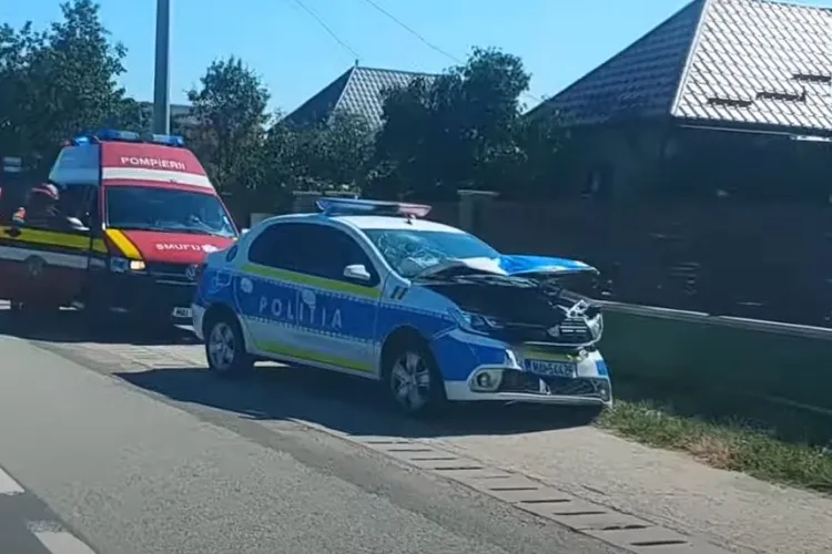 Mașină de poliție implicată într-un accident la Gherla. Nu a respectat distanța în trafic - VIDEO