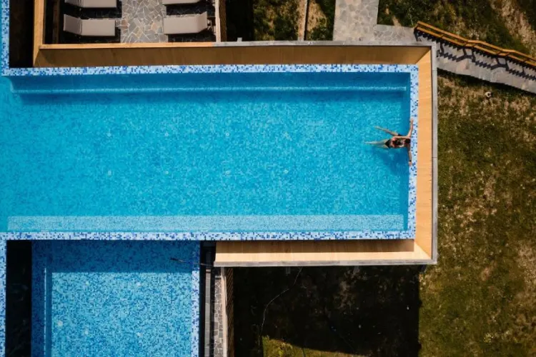 Piscina de ”Pă coastă” e un loc fabulos al Ardealului. Cota pensiunii e la 9,6 pe booking - FOTO