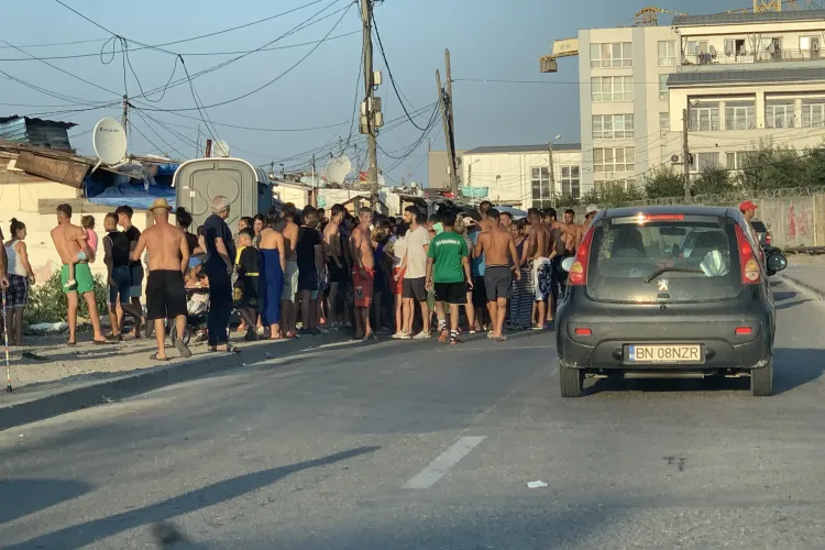 Copil lovit de o mașină în colonia de pe Calea Dezmirului! Zona este un pericol, pentru că cei mici se joacă pe stradă - FOTO