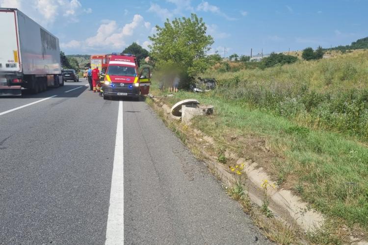 Un șofer israelian s-a RĂSTURNAT cu mașina la Izvoru Crișului, în Cluj! Pompierii au extras o femeie blocată/Un copil de 3 ani se afla în mașină