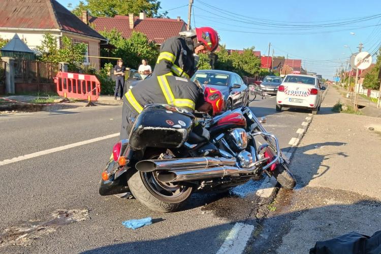 ACCIDENT rutier grav în Cluj! O șoferiță s-a angajat într-o depășire periculoasă și a accidentat un motociclist