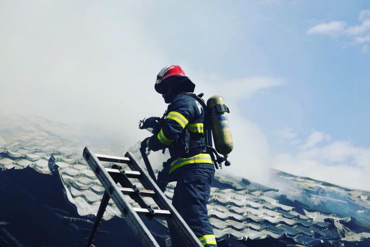 Incendiu puternic în zona montană a Clujului. A ars o cabană construită pe structură din lemn