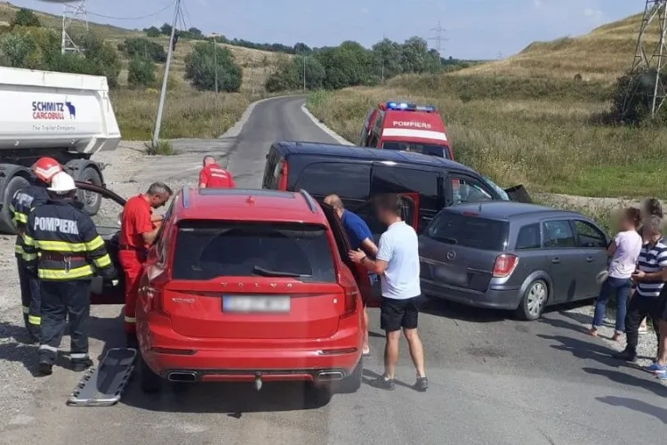 Accident cu două mașini și un camion în Cluj! O femeie și un copil au fost transportați la spital - FOTO