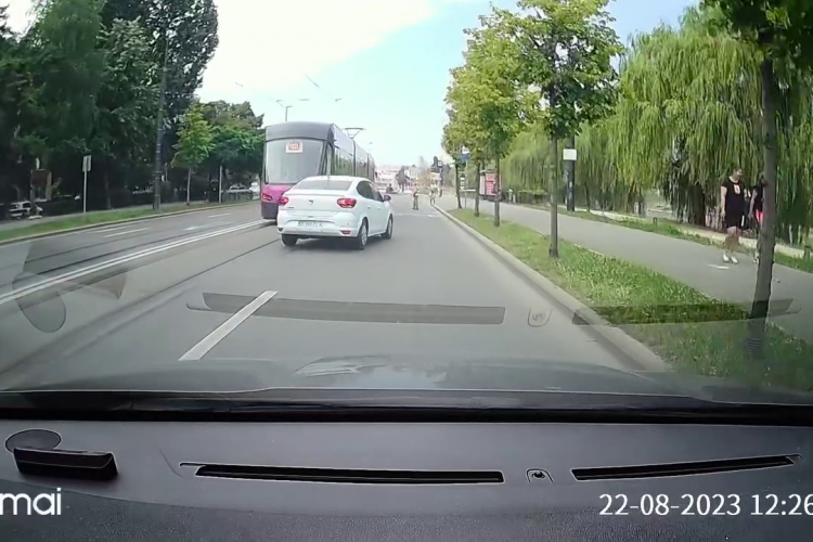 ”Alo, Poliția Cluj! Cum îl lăsăm pieton pe acest șofer?” - A făcut slalom printre pietonii din stația de tramvai - VIDEO