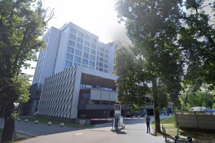 Hotelul Radisson Blu Cluj va mai construi un corp de clădire și apartamente, spre fostul ștrand municipal