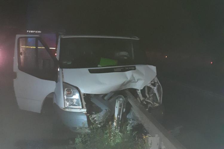 Accident la Negreni! Un șofer a intrat cu autoutilitara în parapetul metalic - FOTO