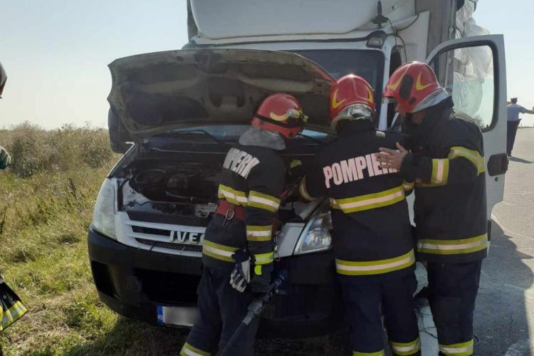 O mașină a luat foc în Tureni, Cluj! Șoferul a reușit să stingă flăcările înainte de sosirea pompierilor, ajutat de alți clujeni - FOTO