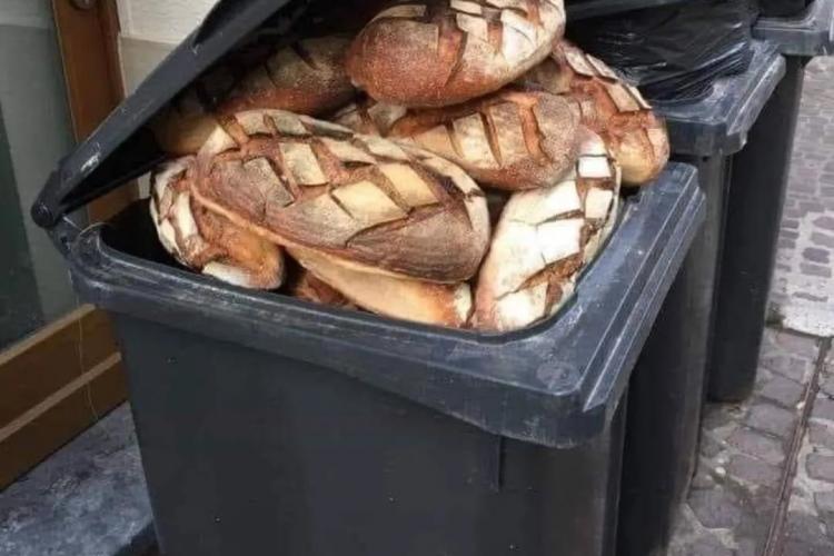 La Cluj, magazinele aruncă pâinea, în timp ce unii nu au ce mânca - FOTO