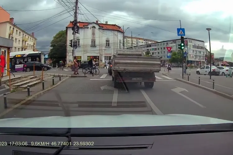 Mama iresponsabilă la Cluj! Traversa în plin trafic cu copilul pe bicicletă, printre mașini - VIDEO