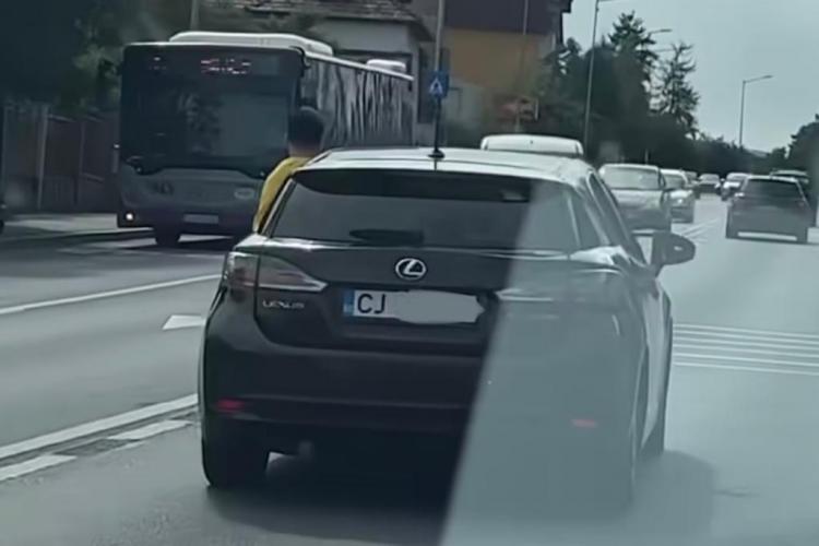 Culmea inconștienței! Șofer surpins în timp ce conduce ieșit pe geamul mașinii, pe un drum din Cluj-Napoca - VIDEO 