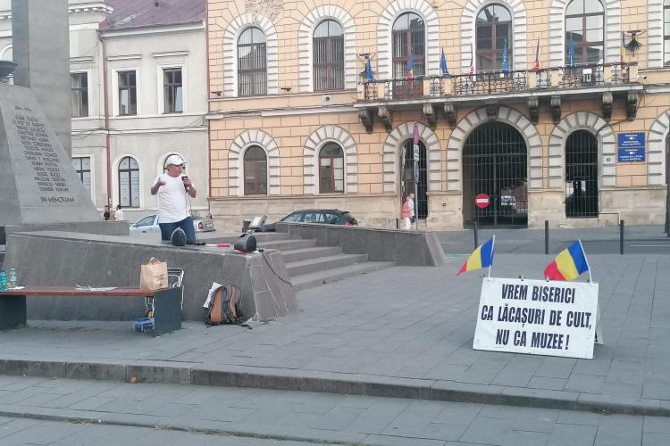 Chiar oricine poate protesta în Cluj-Napoca. Un bărbat a ocupat pietonala de pe Eroilor cu pancarte - FOTO