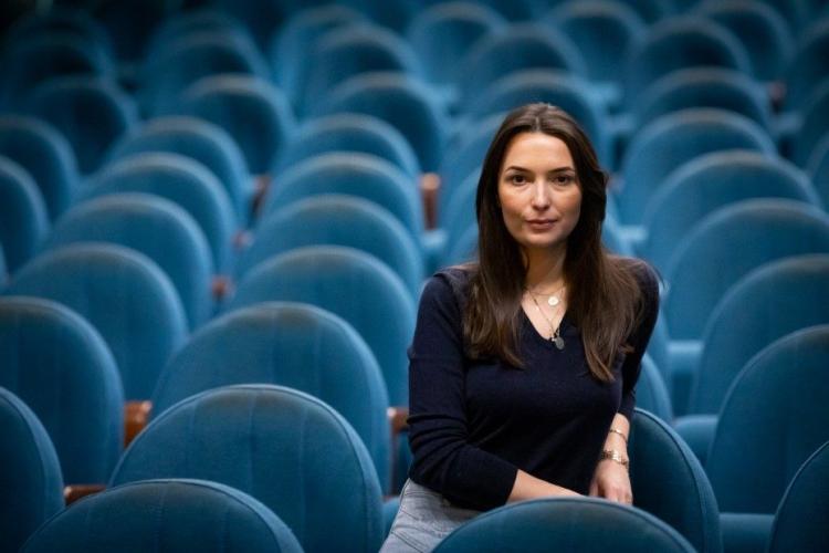 Cam mult tupeu! Fosta şefă a ICR Londra, care plătea o chirie de 6.500 de lire pe lună, a dat MAE în judecată pentru că a fost demisă