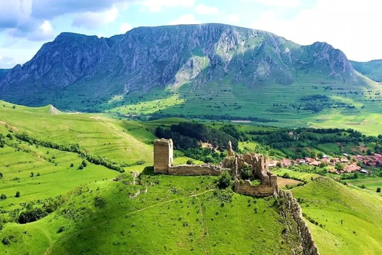 Cetatea situată la cinci kilometri de Rimetea, una dintre cele mai vechi din Ardeal. Pentru mulți, zona este cea mai frumoasă din Transilvania