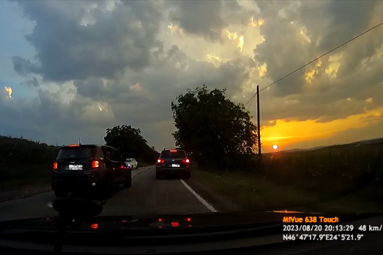 Cluj - Șoferi care circulă ca ”mormolocii” și pun și în pericol un șofer care a făcut o depășire - VIDEO