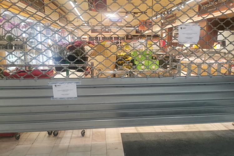 Magazinul Carrefour din Central a fost închis de Protecția Consumatorilor Cluj - FOTO EXCLUSIV