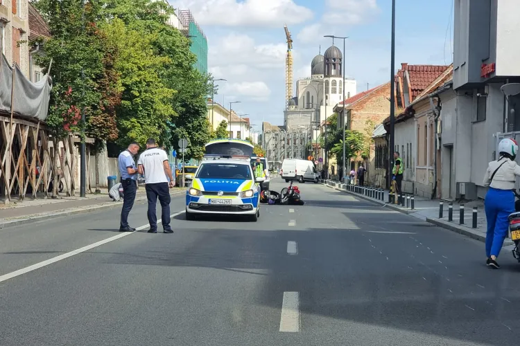 Scuterist nepalez, lovit de o mașină pe strada Avram Iancu - FOTO