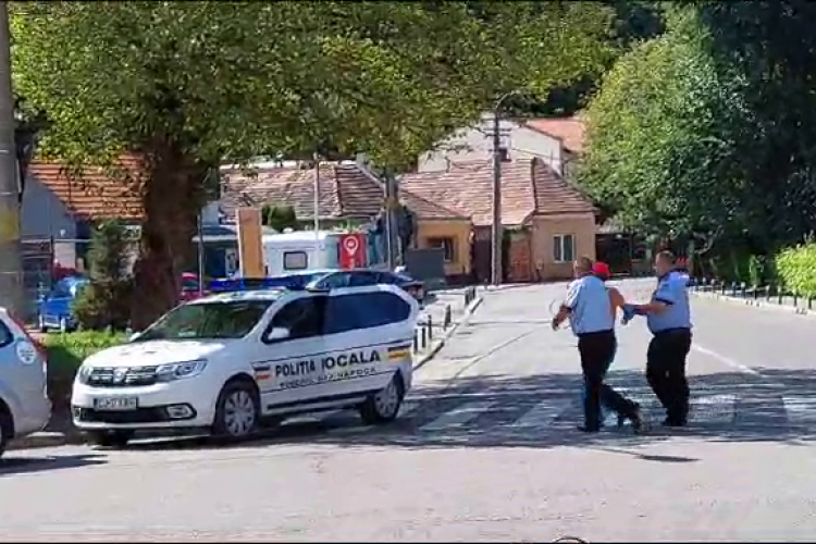 Scandal pe strada Berăriei! Un bărbat a renunțat la haine și arunca cu sticle după oameni. Felicitări Poliției Locale pentru INTERVENȚIE - VIDEO