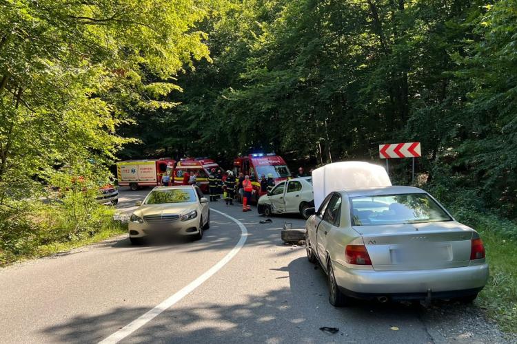 Accident rutier pe drumul Făgetului din Cluj. Un șofer a pătruns pe contrasens și a lovit două mașini