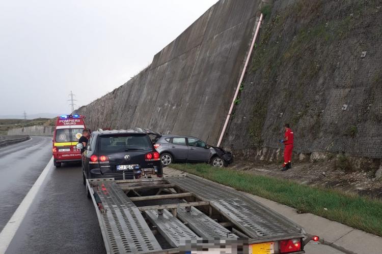 Accident pe autostrada A3 între Turda și Gilău. O mașină a ieșit de pe carosabil, două victime sunt consultate de paramedici