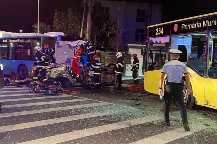 Tragedie în Ardeal: Şoferul unui BMW, înmatriculat ZEU, i-a luat viața unei prietene după ce a intrat cu viteză în două autobuze