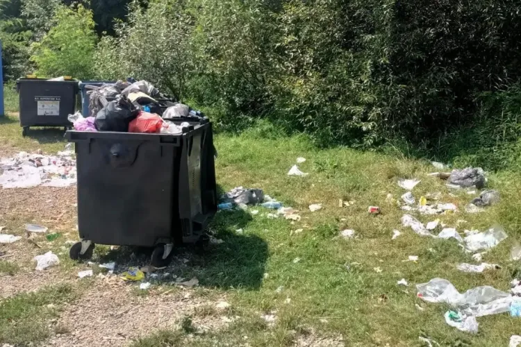 FOTO-Turiștii continuă să lase gunoaie la Cheile Turzii. Clujean: 