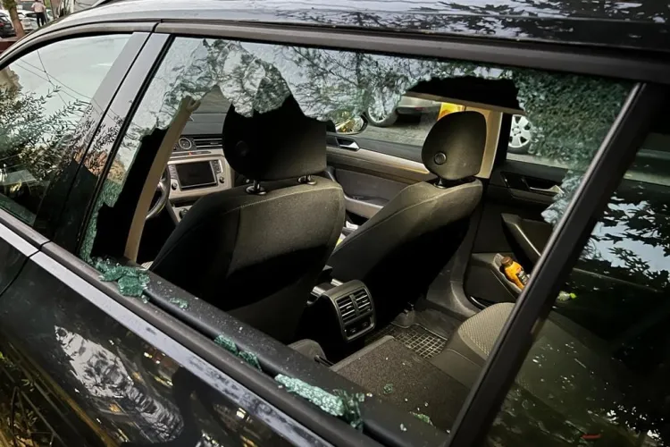 O turistă din România a povestit cum i-a fost spartă mașina în Grecia! - FOTO