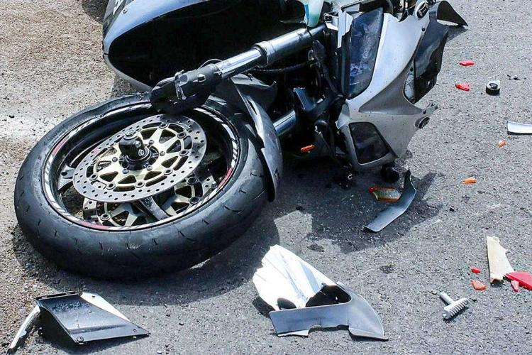 Motociclist accidentat în Piața Cipariu din Cluj-Napoca! S-a scurs carburant pe carosabil